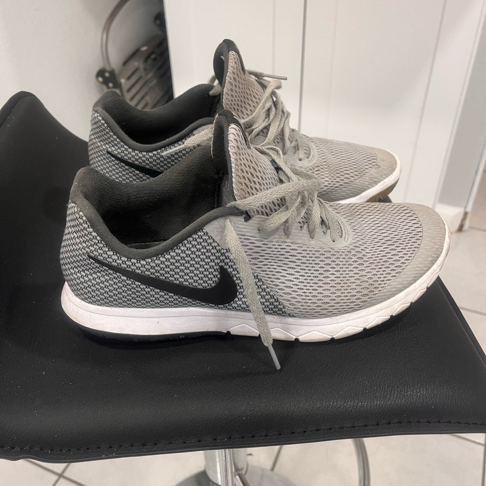 Nike running shoes 8.5 gray still have plenty of life